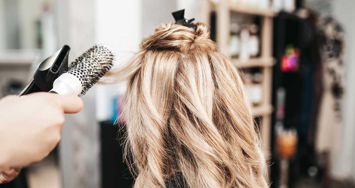 Profissional Fazendo Escova Em Um Cabelo Loiro